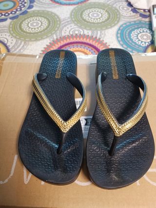 Chanclas Negras con Detalles Dorados