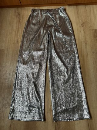 Pantalón plateado ancho
