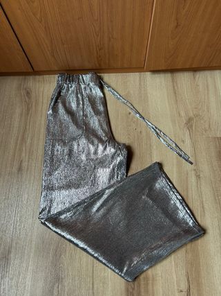 Pantalón plateado ancho