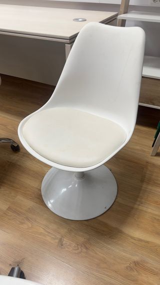 Silla de plástico blanca y beige