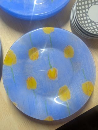 Vajilla con diseño floral.