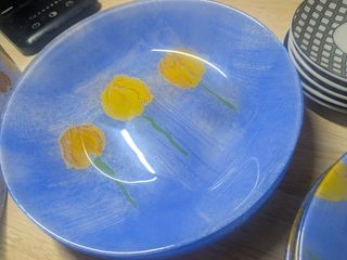 Vajilla con diseño floral.