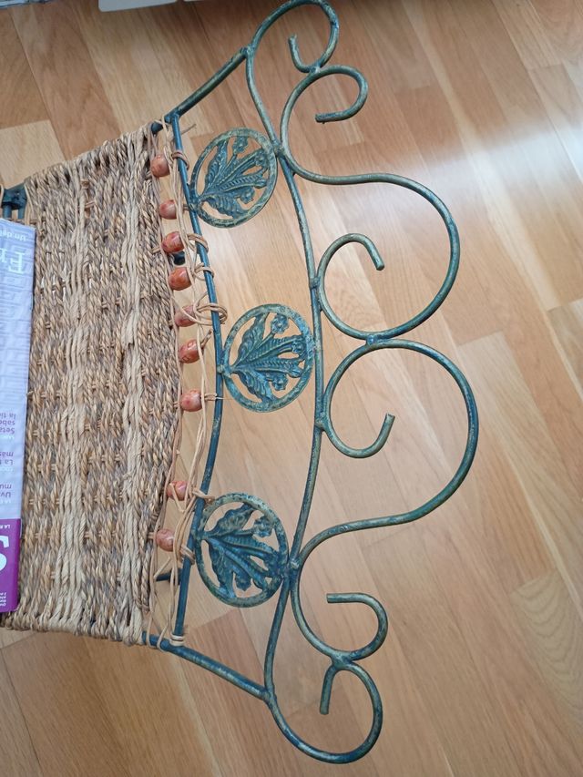 Revistero de yute y metal