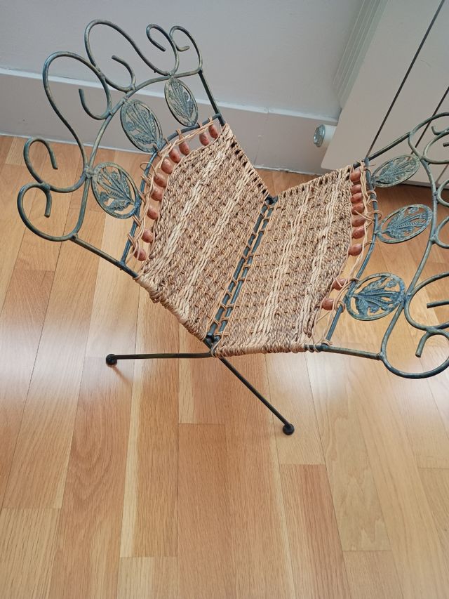 Revistero de yute y metal