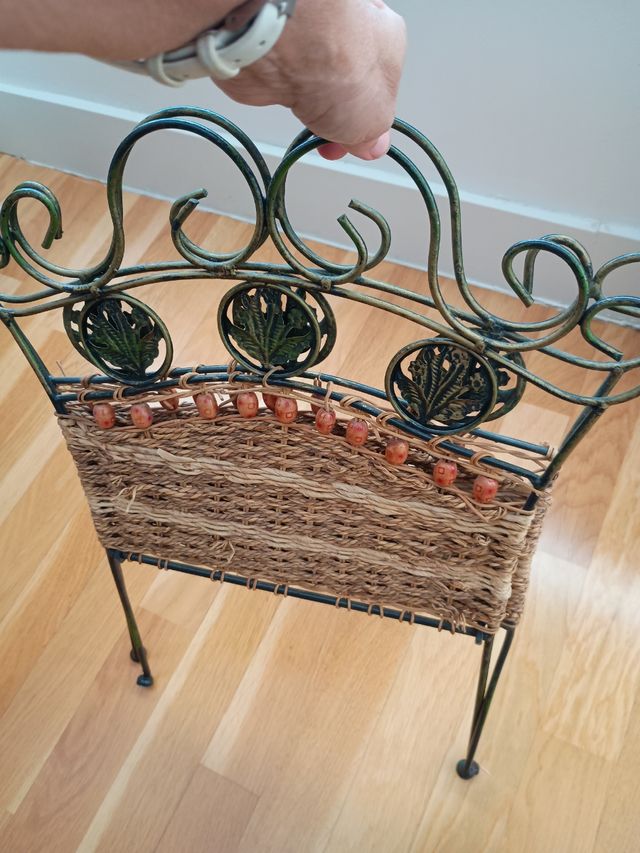 Revistero de yute y metal