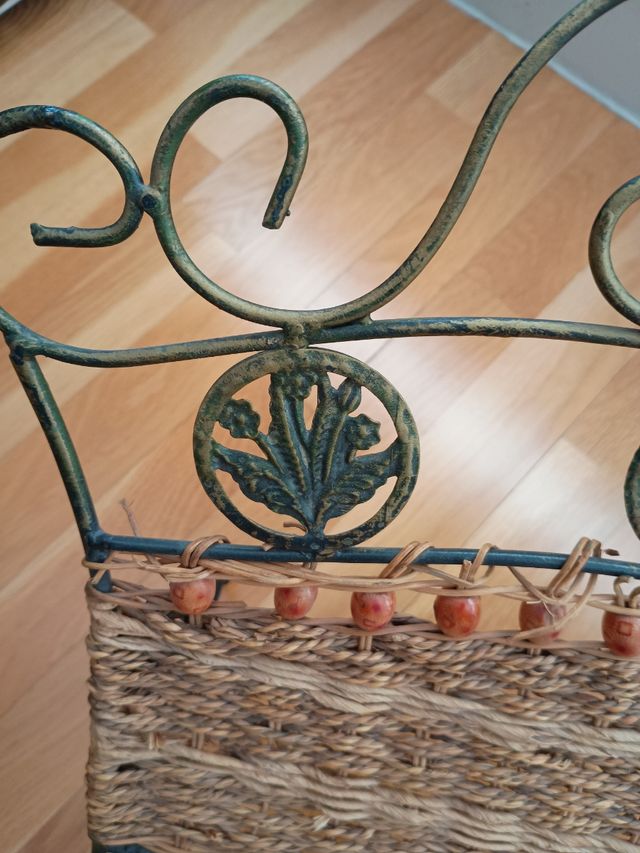 Revistero de yute y metal