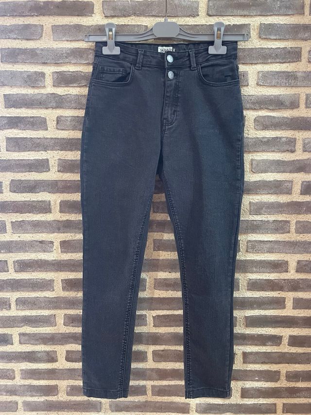 Pantalón vaquero pitillo negro