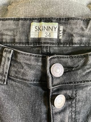 Pantalón vaquero pitillo negro