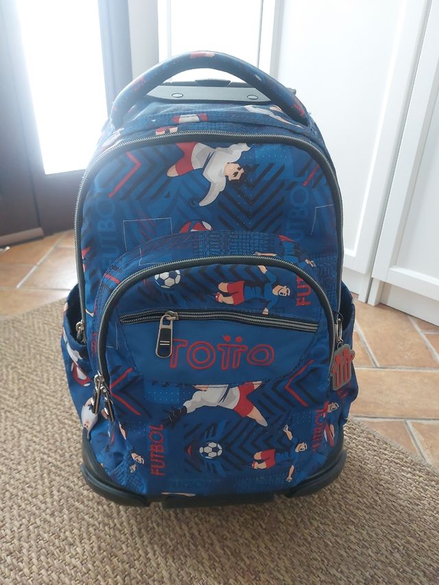 Mochila Totto con ruedas y diseño de fútbol
