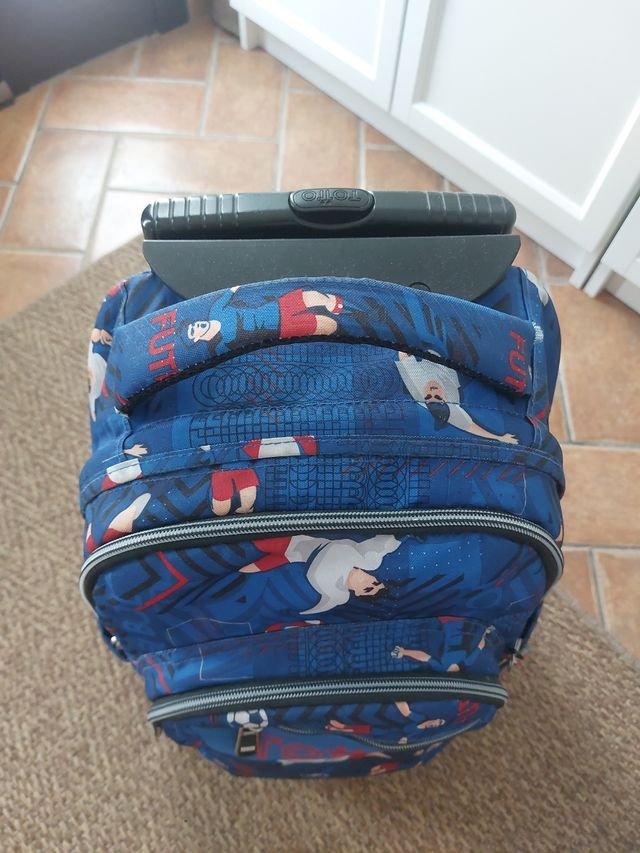 Mochila Totto con ruedas y diseño de fútbol