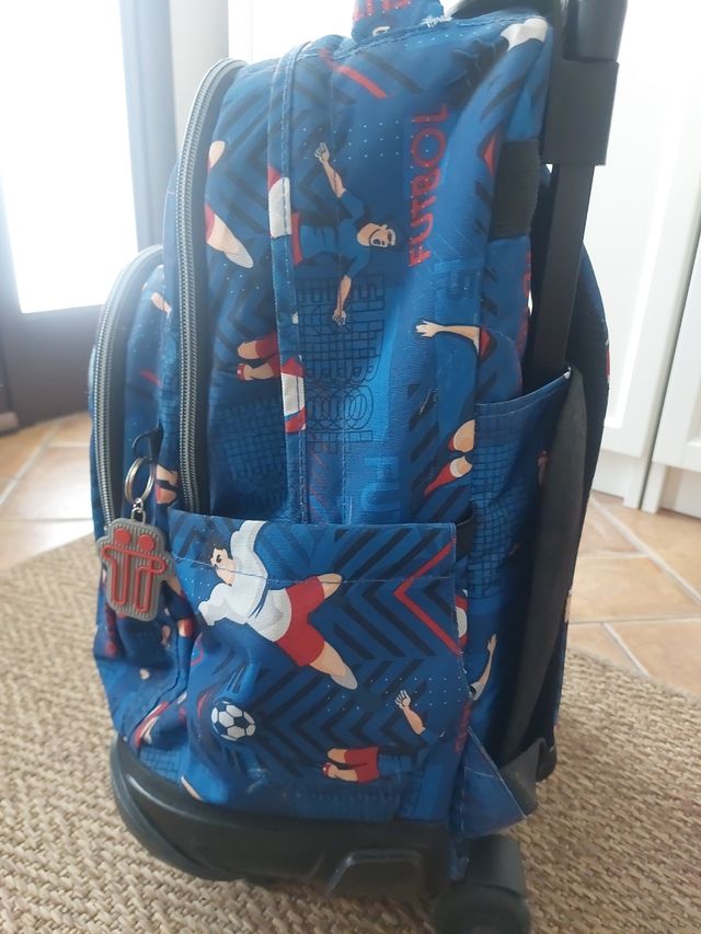 Mochila Totto con ruedas y diseño de fútbol