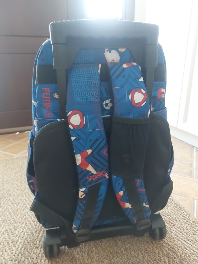 Mochila Totto con ruedas y diseño de fútbol