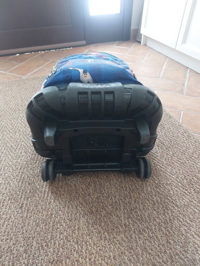 Mochila Totto con ruedas y diseño de fútbol