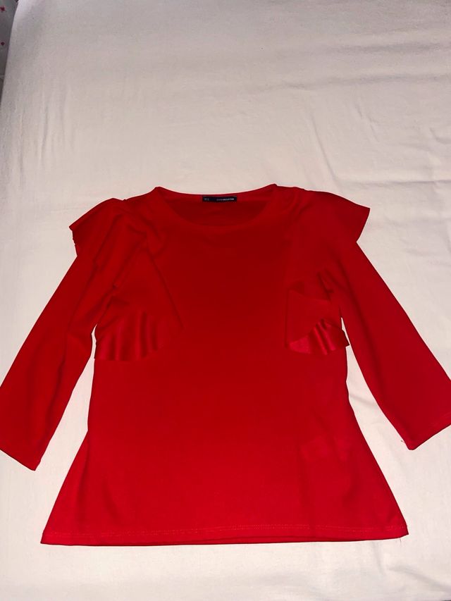 Blusa roja con volantes de Zara. Usado una vez. 