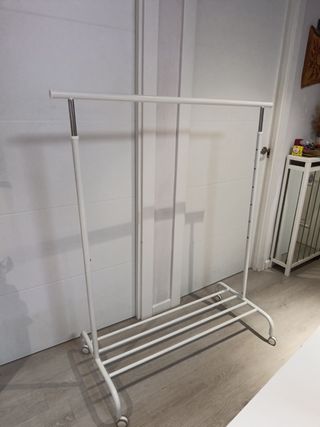 Colgador Perchero Metálico con Ruedas