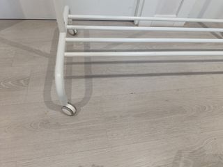 Colgador Perchero Metálico con Ruedas