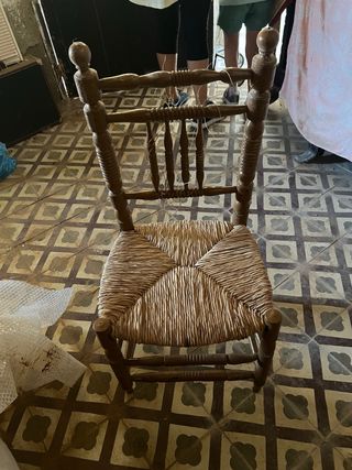 Silla antigua de madera y mimbre