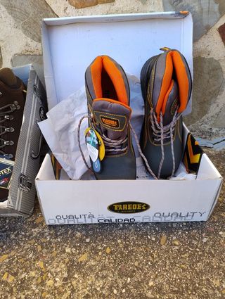 Botas de seguridad marrones y negras