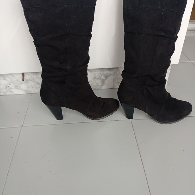 Botas altas negras tipo ante.