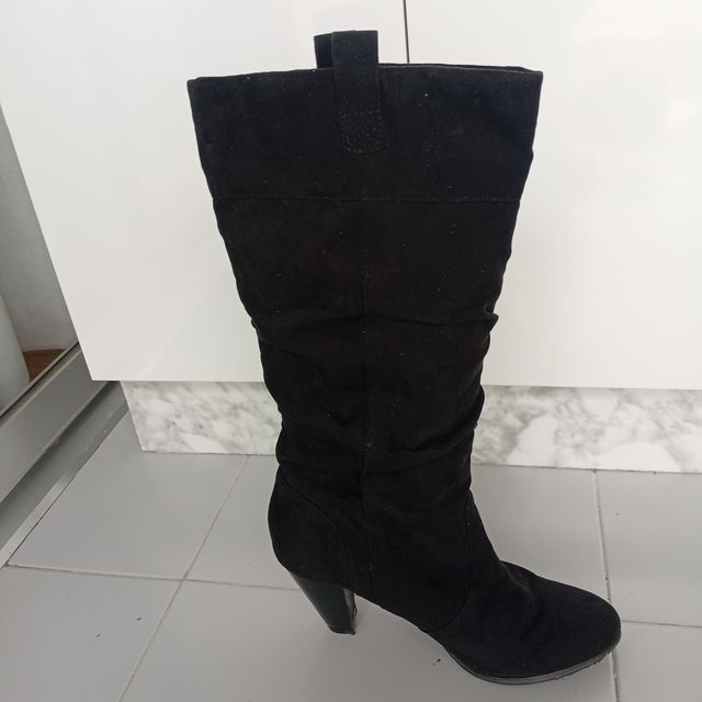 Botas altas negras tipo ante.