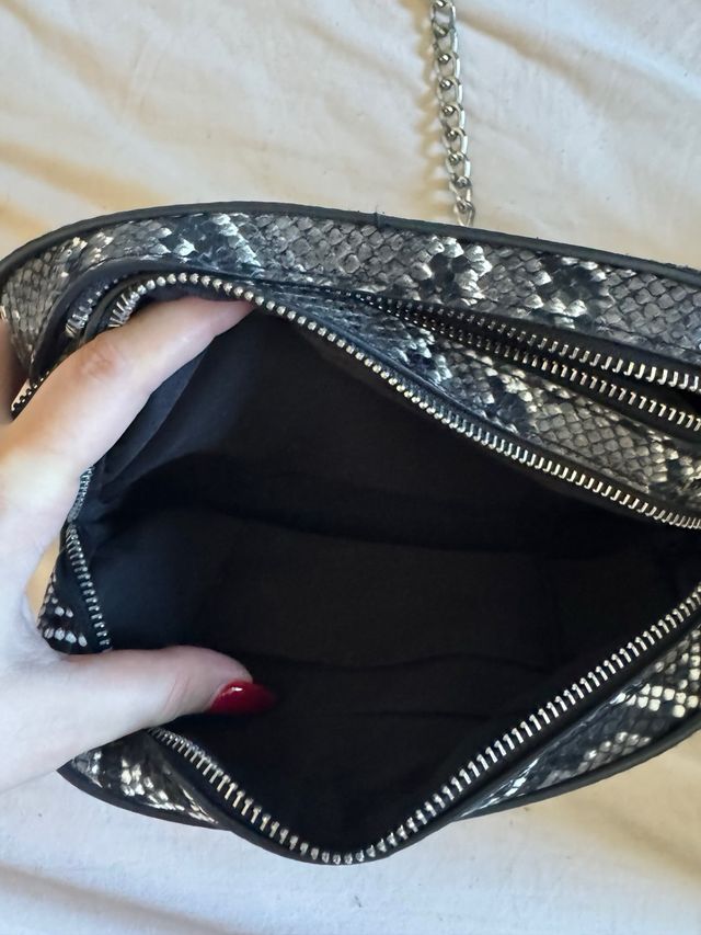 Bolso Bershka estampado serpiente