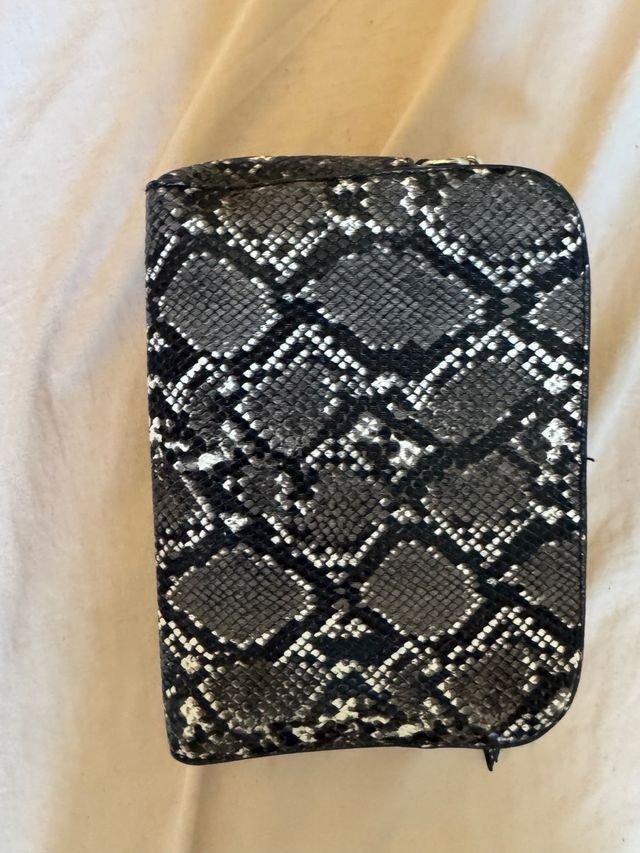 Bolso Bershka estampado serpiente