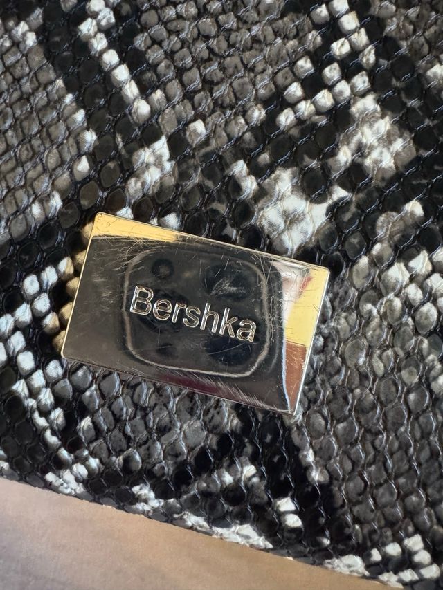 Bolso Bershka estampado serpiente