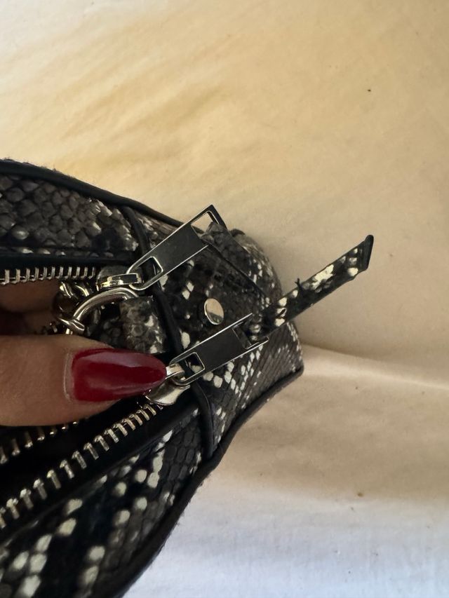 Bolso Bershka estampado serpiente
