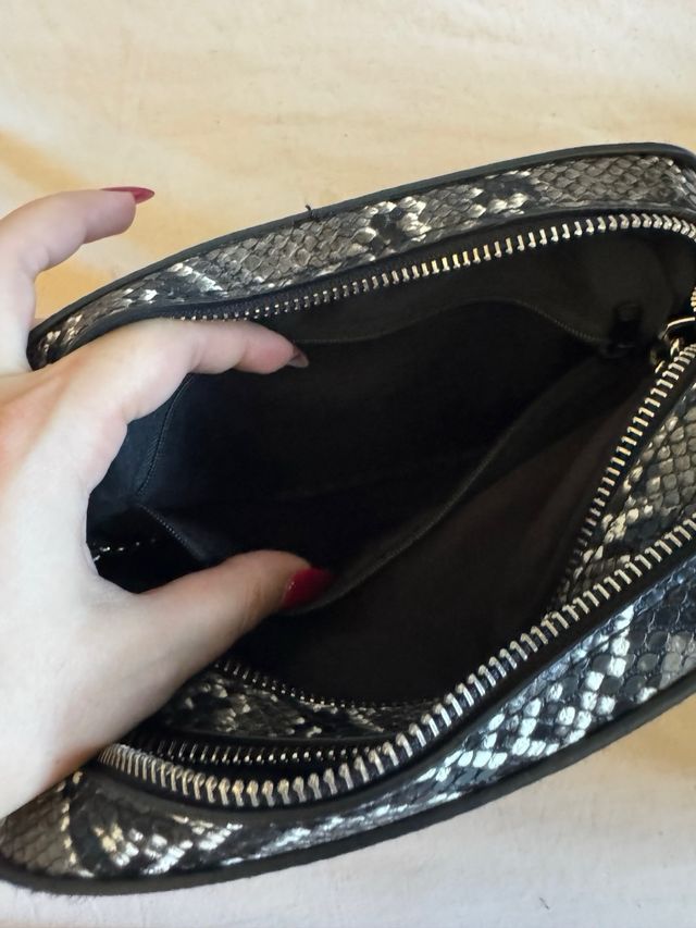 Bolso Bershka estampado serpiente