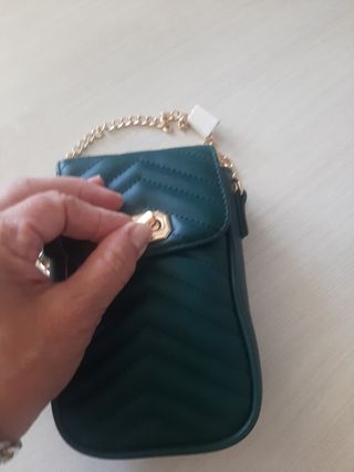 Bolso verde botella con cadena dorada