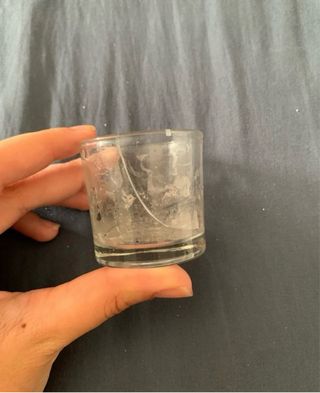 Vaso de chupito para prótesis dentales