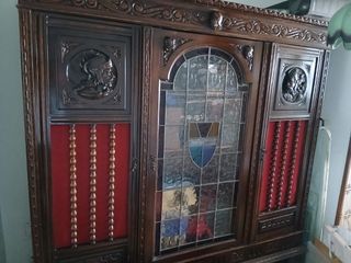 Mueble comedor madera con cristal y tela