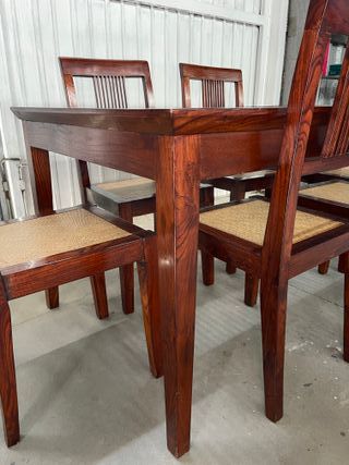 Mesa de comedor de madera y cristal