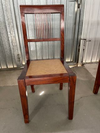 Mesa de comedor de madera y cristal