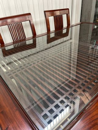 Mesa de comedor de madera y cristal
