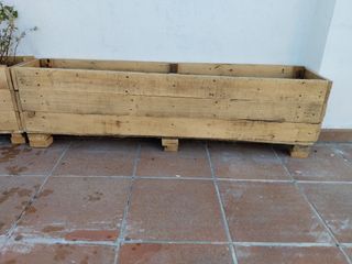 Macetero de madera hecho a mano