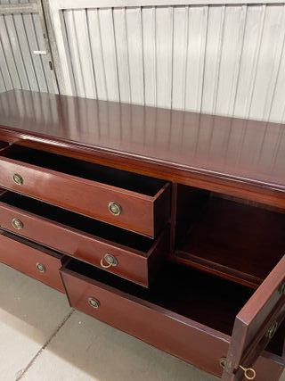 Aparador de madera marrón antiguo restaurado
