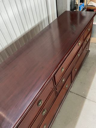 Aparador de madera marrón antiguo restaurado