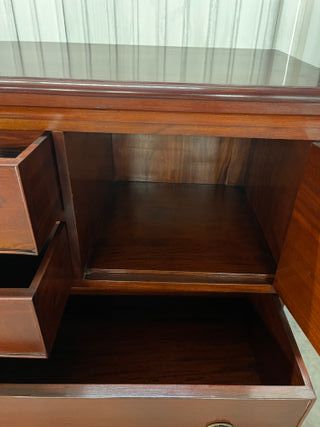 Aparador de madera marrón antiguo restaurado