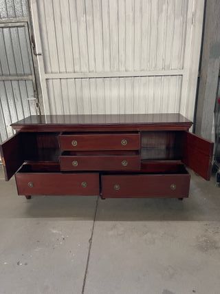 Aparador de madera marrón antiguo restaurado