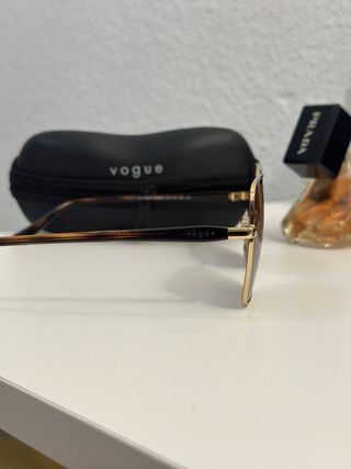 Gafas de sol Vogue doradas y marrones