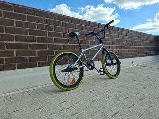 Bicicleta BMX Gris con Ruedas Amarillas