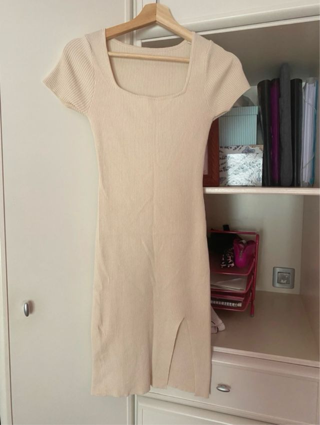 Vestido beige de punto con abertura