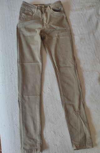 Pantalón pitillo beige
