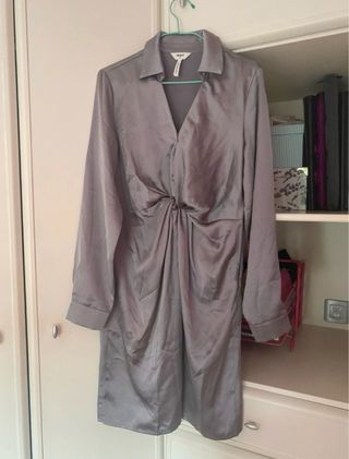 Vestido plateado satinado con nudo