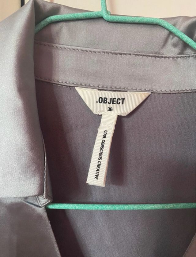 Vestido plateado satinado con nudo