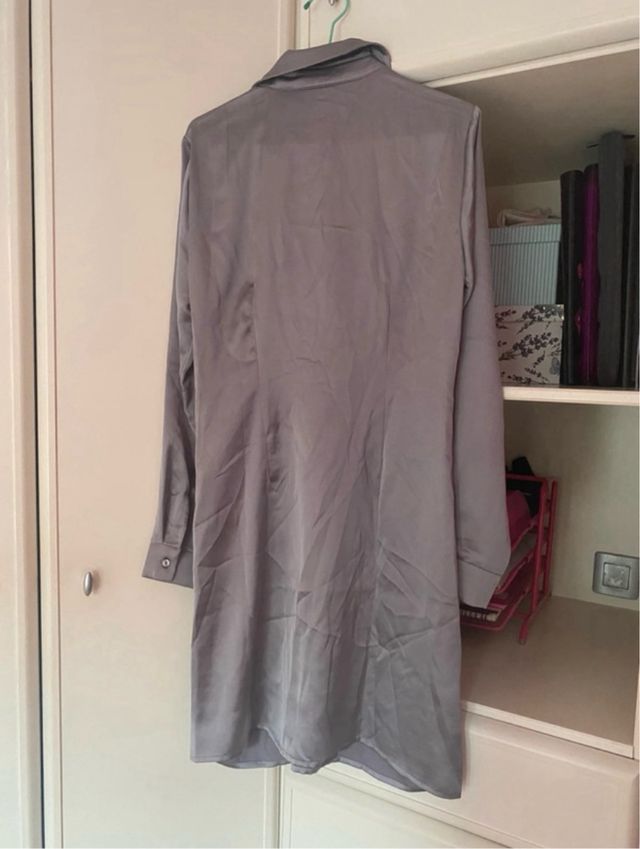 Vestido plateado satinado con nudo