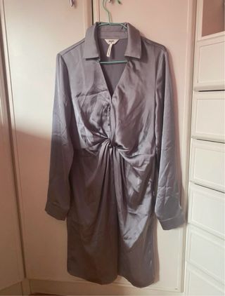 Vestido plateado satinado con nudo