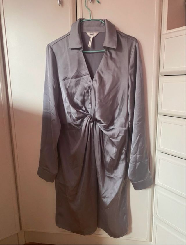 Vestido plateado satinado con nudo