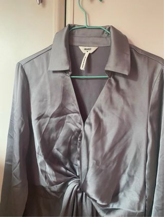 Vestido plateado satinado con nudo